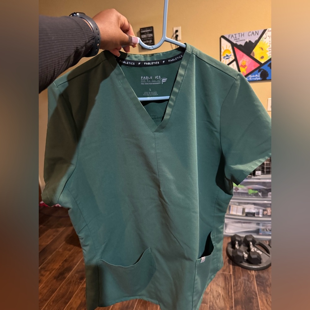 Fabletics Women’s Hunter Green TWO POCKET Scrub Top (Large)